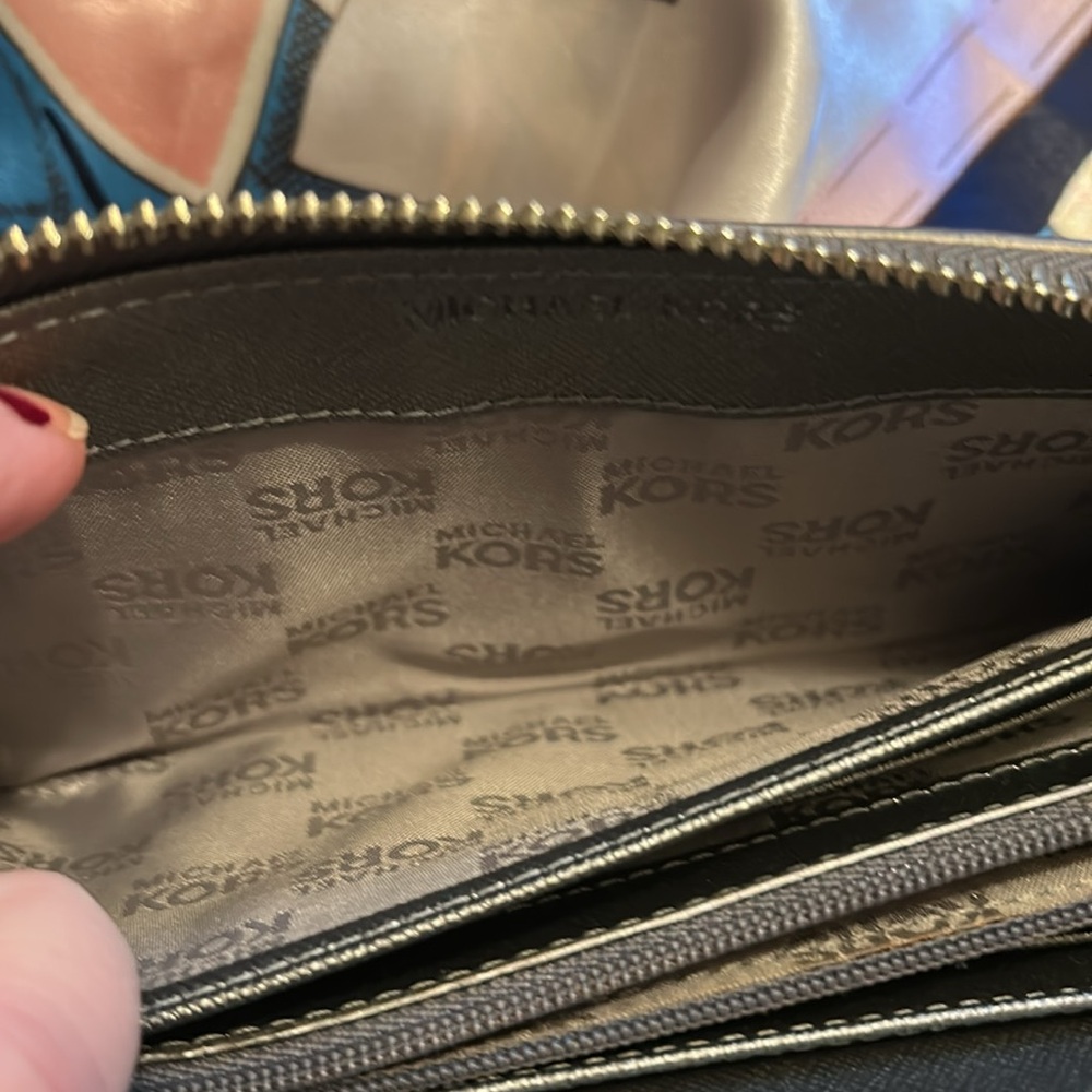 Michael Kors Metallic big zip around Wallet - Picture 7 of 11